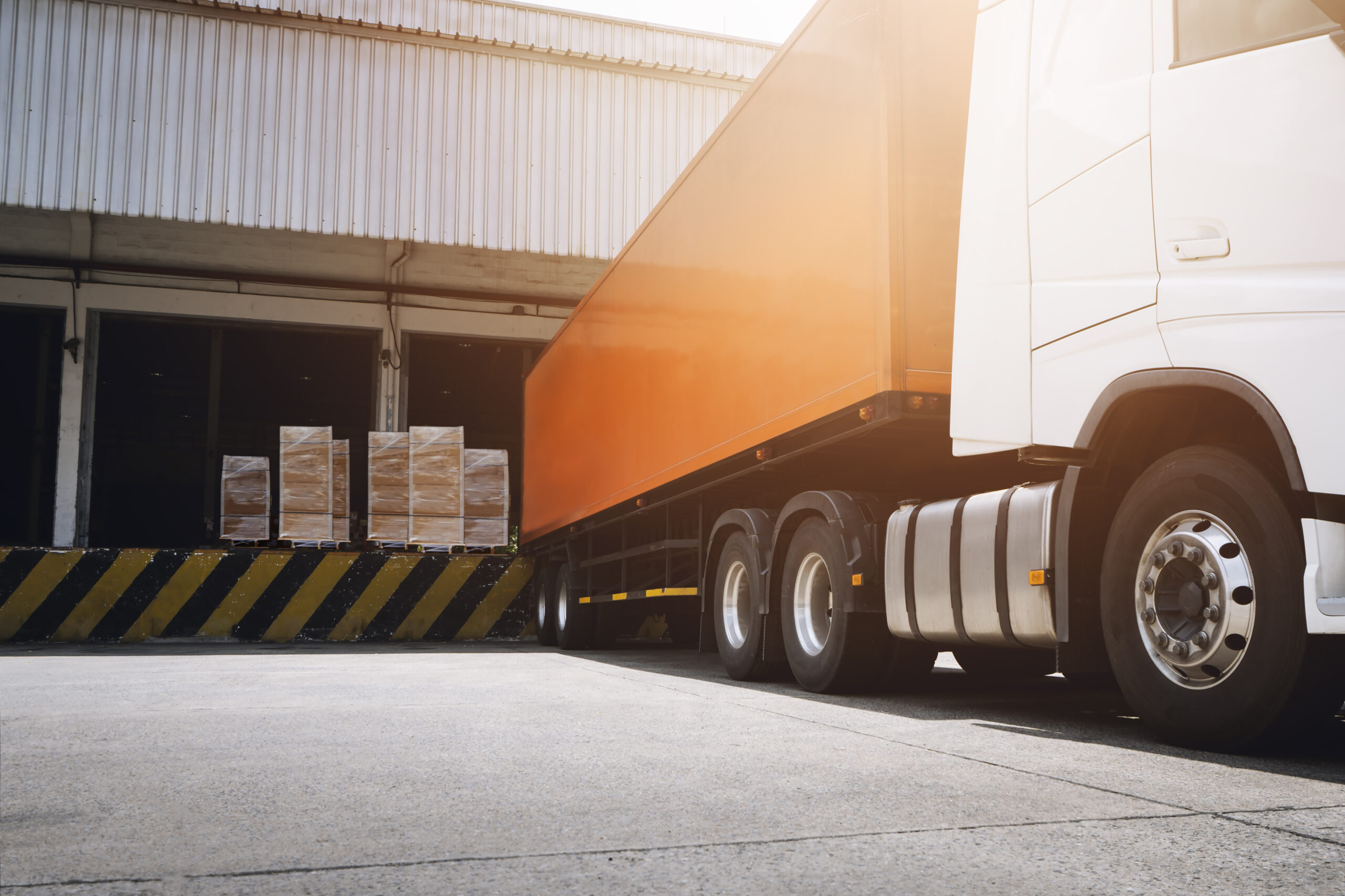 caminhao-semi-reboque-com-carga-conteiner-carregamento-na-doca-armazem-embalagem-caixas-de-transporte-transporte